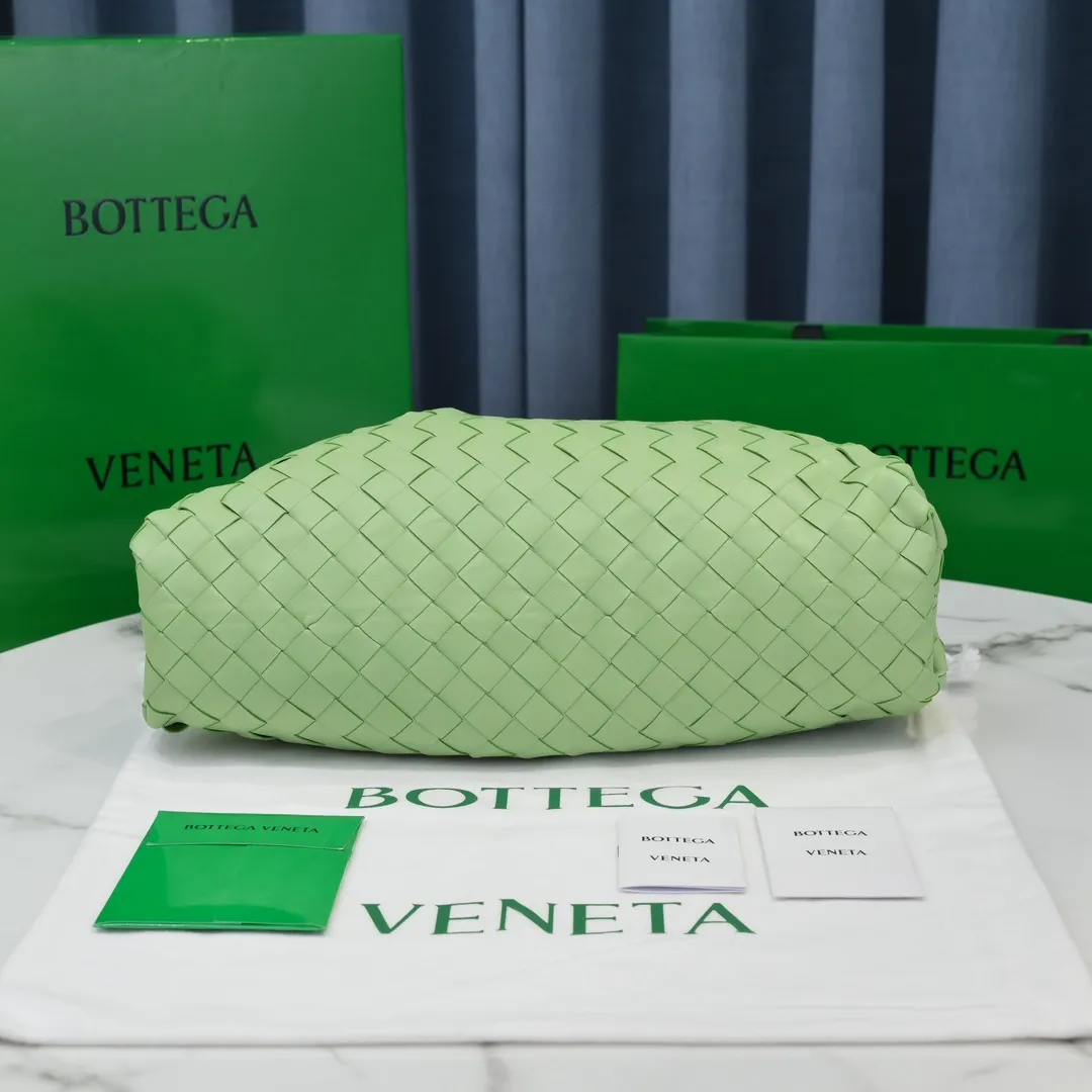 🔥🔥The counterattack of the popular Bottega Veneta started with this series of cloud bags, which went viral in the fashion circle and started a craze! Out of stock, out of stock, out of stock... One piece is hard to find, super hard to buy, regardless of age, season, or occasion. Very classy. Really, if you carry this on the road, it will turn heads! This is also the reason why this series is so expensive. Large size: 38*20*8.5cm [Big clouds and large grid weaving]